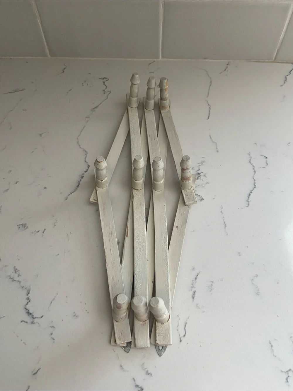 Vintage White Wooden Accordion Peg Rack Expandable Wall Coat Hat Towel Rack